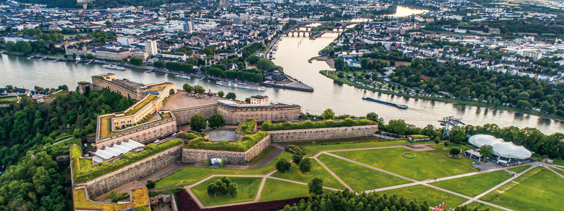 Luftaufnahme von der Festung Ehrenbreitstein mit dem Deutschen Eck, Rhein, Mosel und Koblenz im Hintergrund ©Adobe Stock