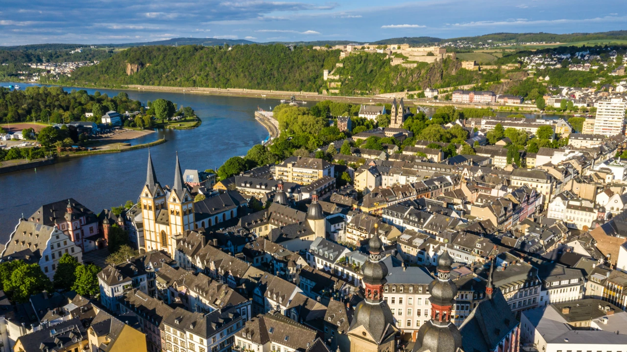 Luftaufnahme von Koblenzer Altstadt mit Liebfrauenkirche, Florinskirche, Altes Kauf- & Danzhaus, Basilika St. Kastor, Festung Ehrenbreitstein, Mosel, Rhein und Deutsches Eck