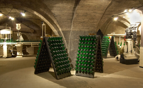 Flaschensammlung im Koblenzer Sektmuseum ©Deinhard KG