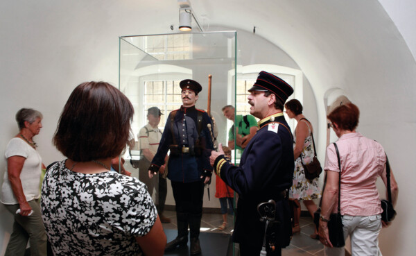Verkleideter Führer redet mit einer Führungsgruppe im Museum © Koblenz-Touristik GmbH
