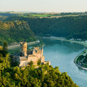 Luftaufnahme von der Burg Katz mit Loreleyfelsen im Hintergrund und der Rhein fließt durch ©Rheinland-Pfalz Tourismus GmbH, Dominik Ketz
