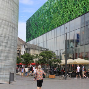 Shoppende und Cafés auf dem Zentralplatz in Koblenz © Koblenz-Touristik GmbH
