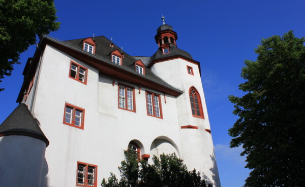 Die Alte Burg in Koblenz mit blauem Himmel ©Koblenz-Touristik GmbH