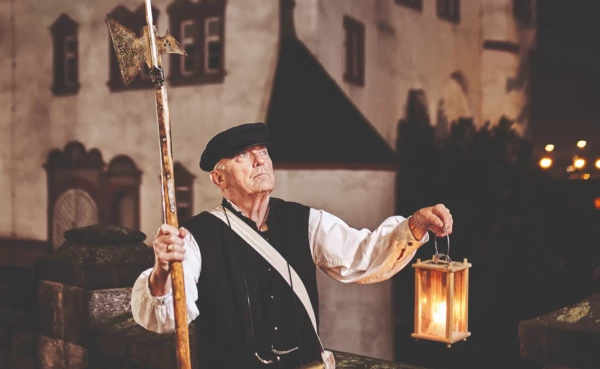 Stadtf&uuml;hrer, bekleidet als fr&uuml;herer Nachtw&auml;chter, h&auml;lt Laterne und Hellebarde vor der Alten Burg in Koblenz &copy; Koblenz-Touristik GmbH, Picture Colada