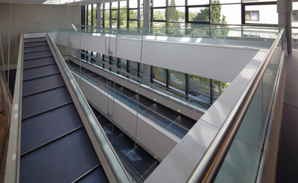 Modernes Treppenhaus mit Panoramafenstern in der Rhein-Mosel-Halle ©Thomas Frey