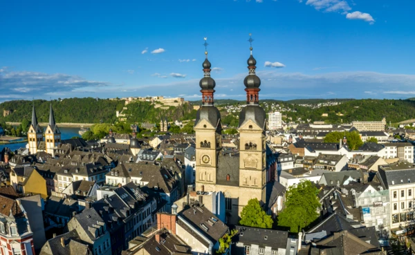 Luftaufnahme von der Koblenzer Altstadt mit der Liebfrauenkirche in Vordergrund