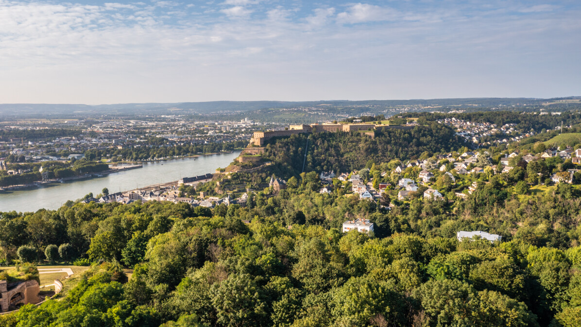 Luftaufnahme von dem Koblenzer Stadtteil Ehrenbreitstein mit der Festung, dem deutschen Eck und dem Zusammenfluss von Rhein und Mosel  ©Dominik Ketz | Rheinland-Pfalz Tourismus GmbH