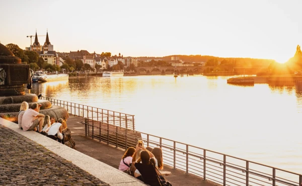 moselufer_koblenz_c_bruchhof.webp © Johannes Bruchhof, Koblenz-Touristik GmbH Moselufer in Koblenz bei Abenddämmerung © Johannes Bruchhof, Koblenz-Touristik GmbH