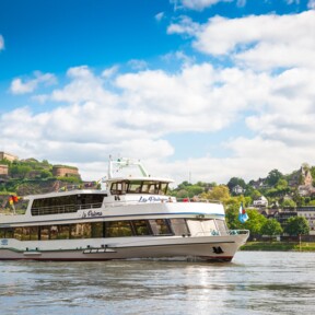 Schiff La Paloma fährt vor der Festung Ehrenbreitstein auf dem Rhein in Koblenz © Koblenz-Touristik GmbH