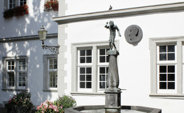 Der Schängelbrunnen umgeben von Blumen ©Koblenz-Touristik GmbH