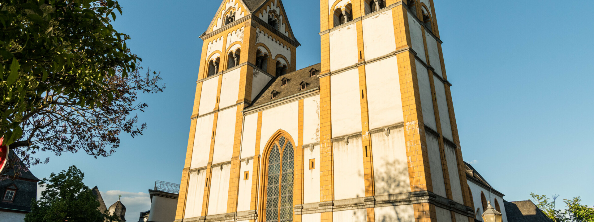 Die Florinskirche in Koblenz bei blauem Himmel ©Koblenz-Touristik GmbH