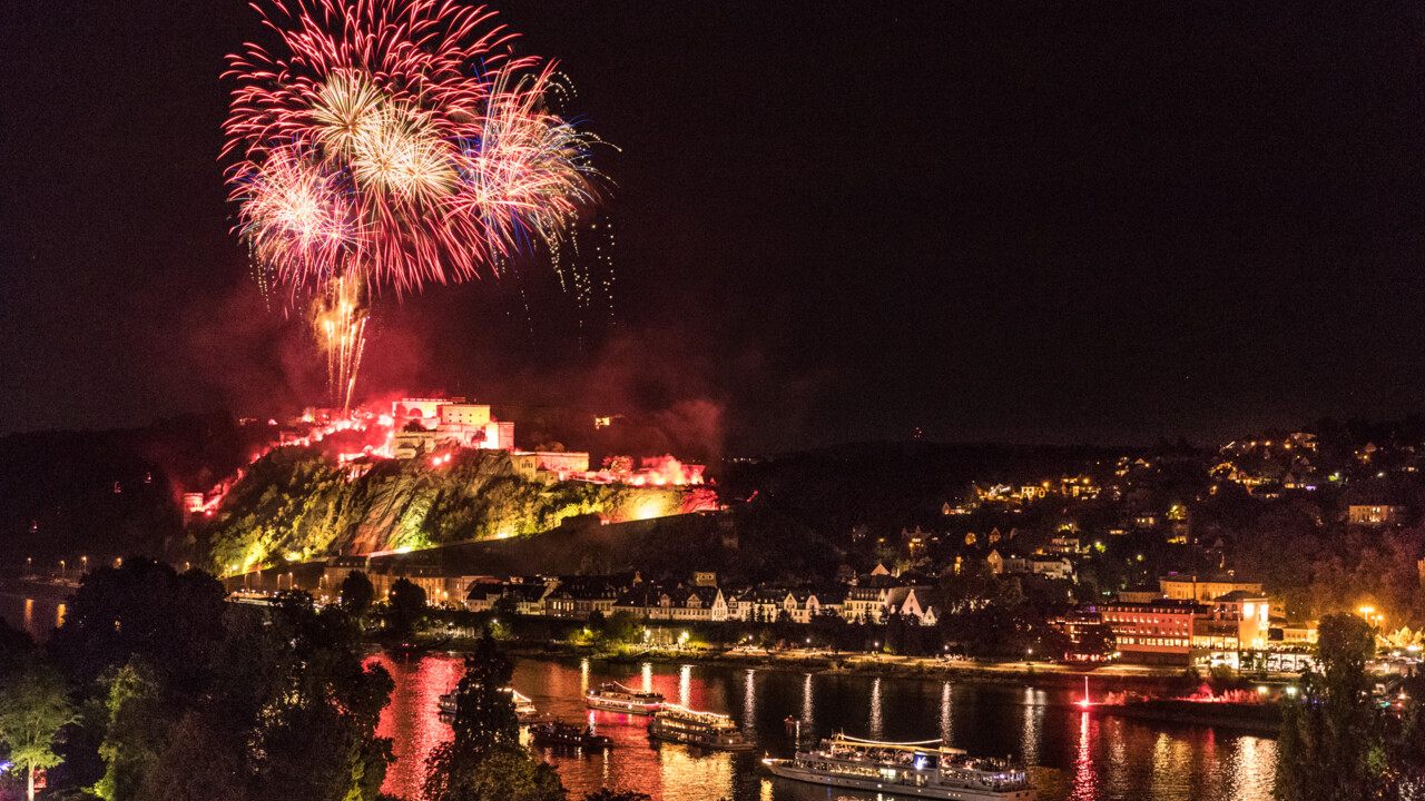 Feuerwerk &uuml;ber der Festung Ehrenbreitstein mit Schiffskonvoi bei Rhein in Flammen &copy; Koblenz-Touristik/Dominik Ketz