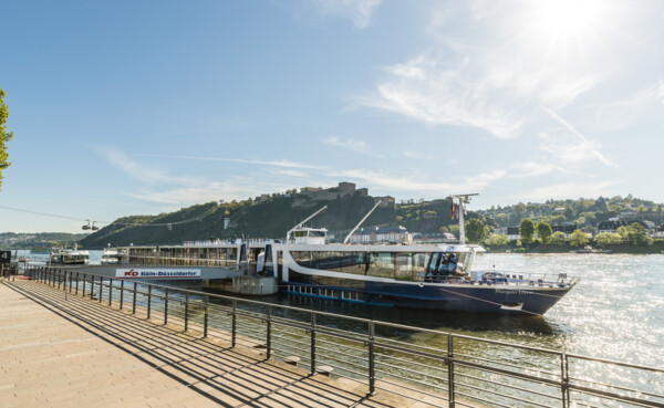 Köln-Düsseldorfer Schiff angelegt am Rheinufer in Koblenz © Koblenz-Touristik GmbH, Dominik Ketz