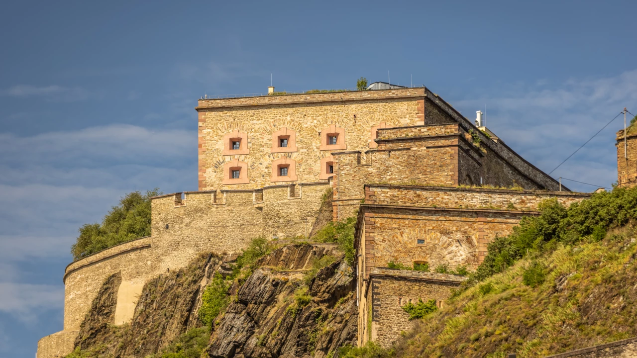 Gemäuer der Festung Ehrenbreitstein im Sommer