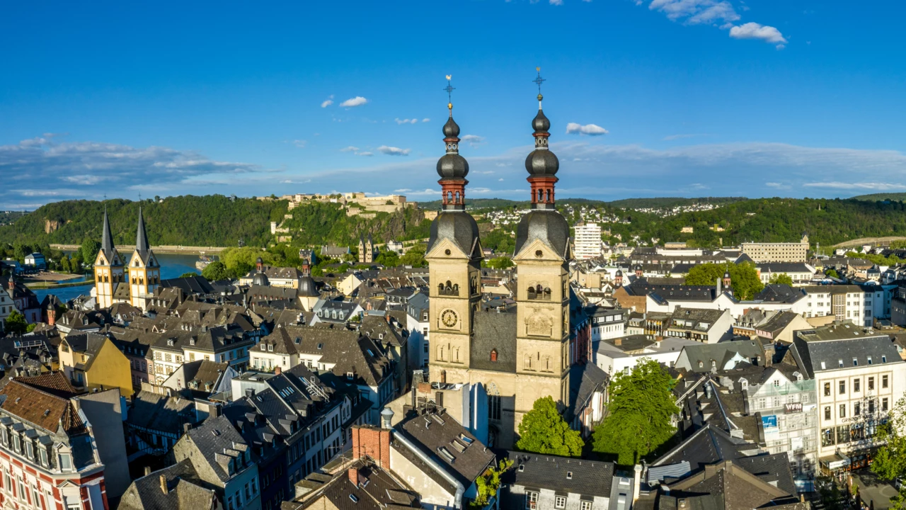 Luftaufnahme von Koblenzer Altstadt mit Liebfrauenkirche, Florinskirche, Altes Kauf- & Danzhaus, Basilika St. Kastor, Festung Ehrenbreitstein, Mosel, Rhein und Deutsches Eck