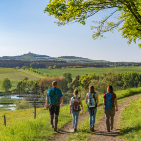 Familie wandert in der Eifel © 