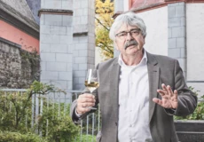 Kalle Grundmann erzählt mit einem Glas Wein in der Hand während der Führung Weinknecht