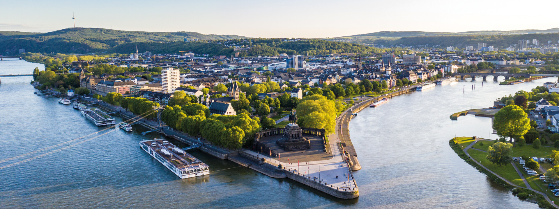 Luftaufnahme vom Deutschen Eck in Koblenz mit der Seilbahn, dem Rhein, der Mosel und Schiffen im Vordergrund ©Koblenz-Touristik GmbH, Dominik Ketz