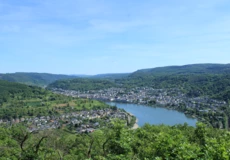 Blick hinunter auf die Rheinschleife mit den Orten Boppard und Filsen