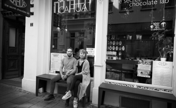 Cahua the secret chocolate lab © Philip Bruederle Lucien Krempel und Franka Rössel sitzen vor ihrem Geschäft "Cahua" © Philip Bruederle