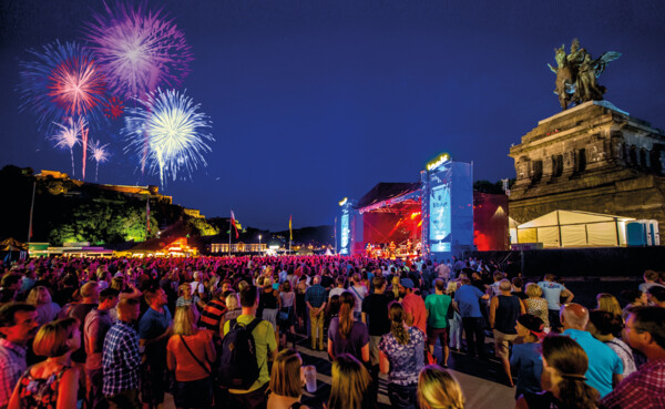 Konzert am Deutschen Eck wÃ¤hrend Sommerfest zu Rhein in Flammen mit Feuerwerken im Hintergrund ©Koblenz-Touristik GmbH, Artur Lik