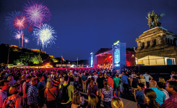 © Koblenz-Touristik GmbH, Artur Lik Konzert am Deutschen Eck während Sommerfest zu Rhein in Flammen mit Feuerwerken im Hintergrund © Koblenz-Touristik GmbH, Artur Lik