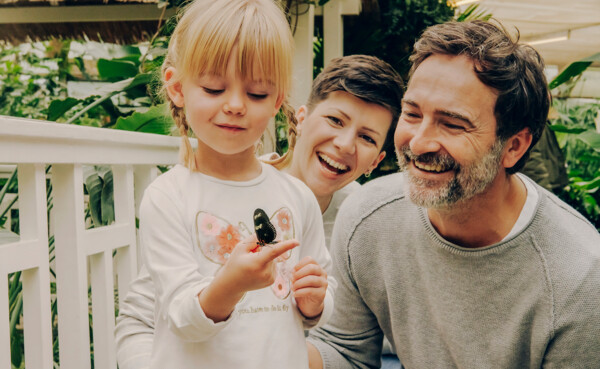 Familie im Schmetterlingsgarten in Sayn lachen wÃ¤hrend Tochter einen Schmetterling auf ihrem Finger beobachtet ©Koblenz-Touristik GmbH, Philip Bruederle