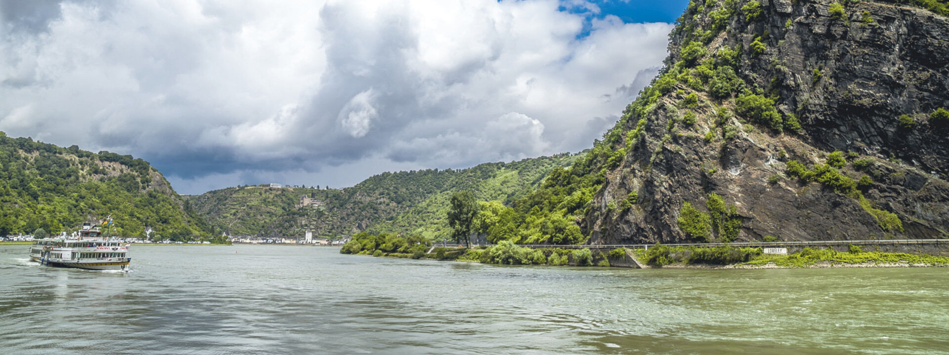 Loreleyfelsen mit einem Schiff auf dem Rhein im Vordergrund ©