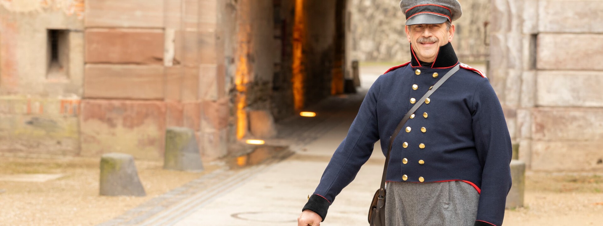 Verkleideter F&uuml;hrer schaut in die Kamera &copy; GDKE, E. Fischer