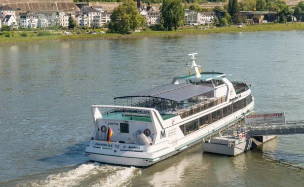 Schiff "Deutsches Eck" vom Schifffahrtsunternehmen Merkelbach fährt von der Anlagestelle am Rheinufer in Koblenz ab