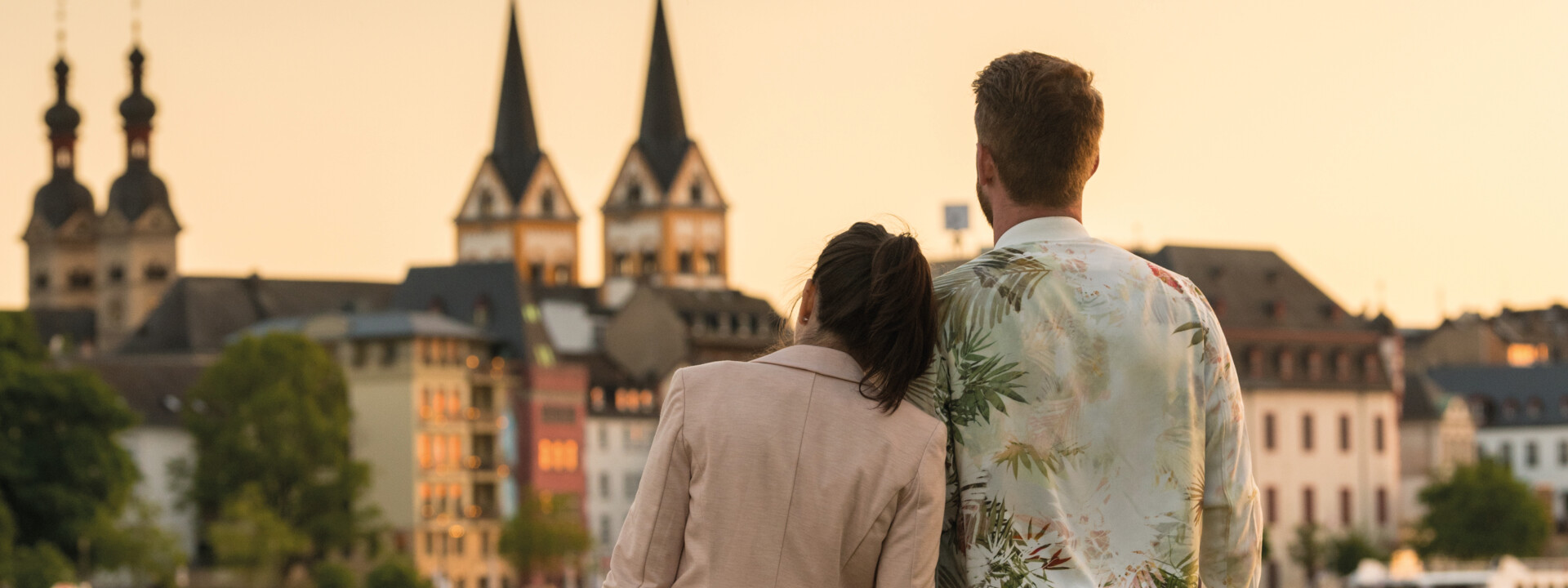 Pärchen mit Wein in der Hand lehnen an einander beim Zuschauen der Stadtsilhouette beim Sonnenuntergang. ©Koblenz-Touristik GmbH, Dominik Ketz Pärchen mit Wein in der Hand lehnen an einander beim Zuschauen der Stadtsilhouette beim Sonnenuntergang. ©Koblenz-Touristik GmbH, Dominik Ketz