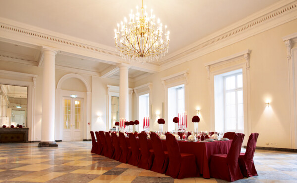 Spiegelsaal des Kurfürstlichen Schlosses mit rot gedecktem Tisch ©Koblenz-Touristik GmbH, Gauls