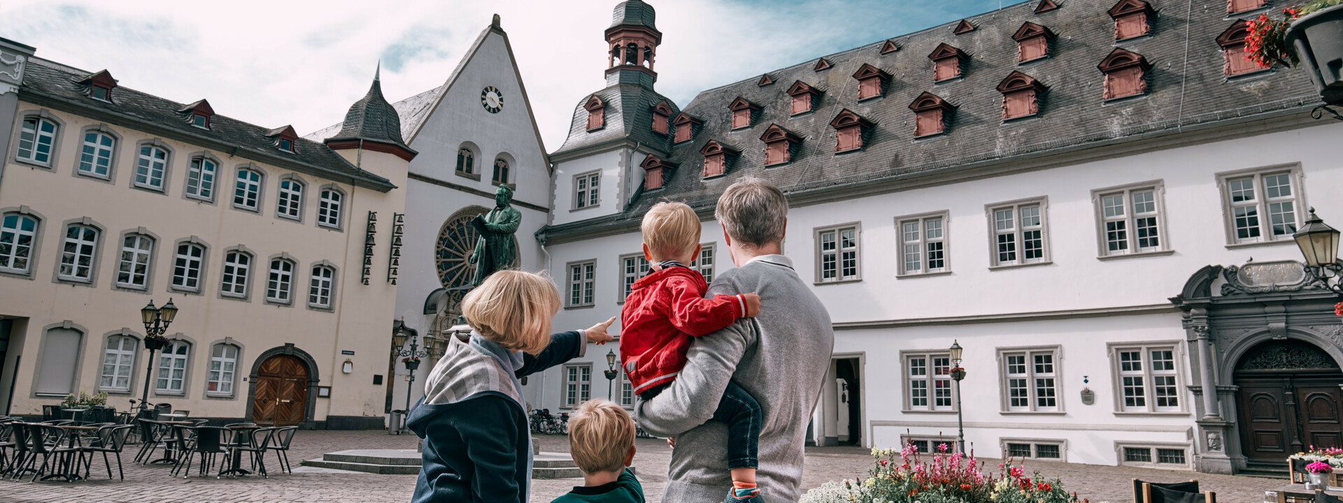 Rentner mit 2 Enkelkindern zeigen den Jesuitenplatz in Koblenz ©Koblenz-Touristik GmbH, Philip Bruederle Rentner mit 2 Enkelkindern zeigen den Jesuitenplatz in Koblenz ©Koblenz-Touristik GmbH, Philip Bruederle