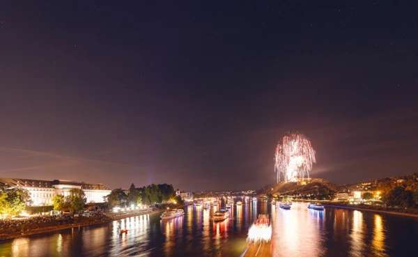 Feuerwerke von Rhein in Flammen mit beleuchteten Schiffen auf dem Rhein und Zuschauer am Rheinufer