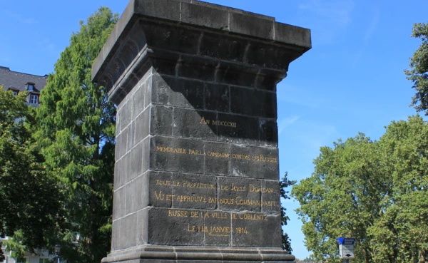 Brunnen mit Beschriftung auf dem Vorplatz von Basilika St. Kastor