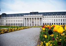 Das Kurfürstliche Schloss in Frühling mit blühenden Blumen