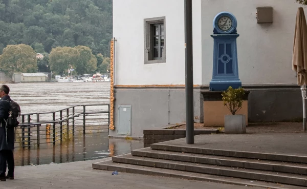 Pegeluhr und Pegelstock am Pegelhaus bei Hochwasser