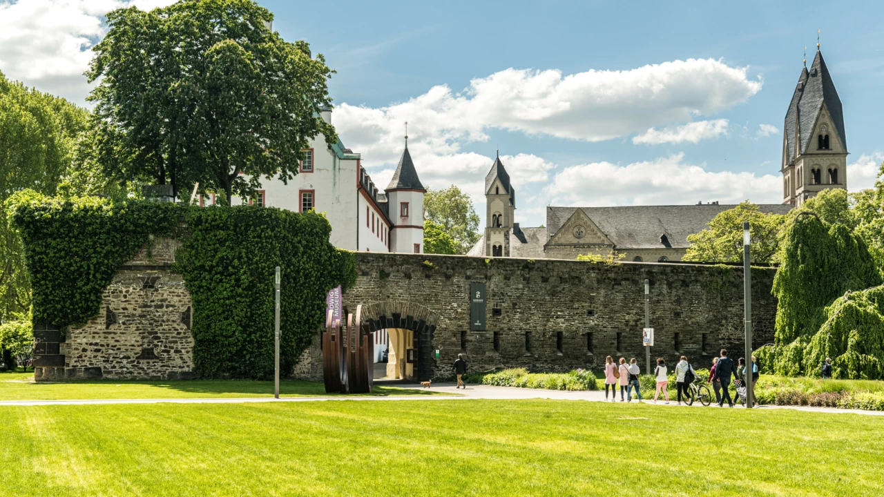 Die Mauer der alten Deutschen Eck mit Türmen des Deutschherrenhauses und der Basilika St. Kastor im Hintergrund
