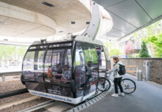 Fahrradfahrerin steigt mit ihrem Fahrrad in die Seilbahn ein ©Koblenz-Touristik GmbH, Dominik Ketz