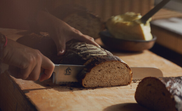 Frisches Brot wird geschnitten © Philip Bruederle 