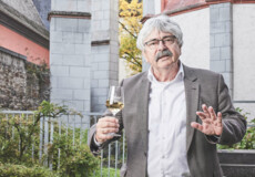 Kalle Grundmann erzählt mit einem Glas Wein in der Hand während der Führung Weinknecht ©Koblenz-Touristik GmbH, Picture Colada