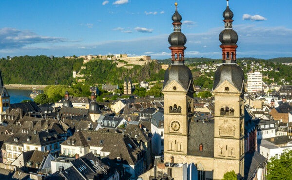 Luftaufnahme der Koblenzer Altstadt mit Liebfrauenkirche im Vordergrund und Florinskirche, Altstadt und Festung Ehrenbreitstein im Hintergrund ©Koblenz-Touristik GmbH, Dominik Ketz