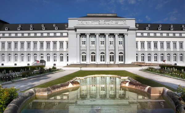 Rückseite des Kurfürstlichen Schlosses in Koblenz mit Brunnen im Vordergrund ©Koblenz-Touristik GmbH, Gauls