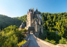 Die Burg Eltz von Vorne umgeben vom grünen Wald