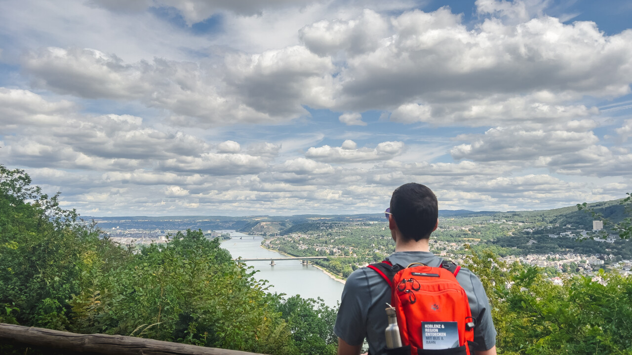 Mann steht am Welterbesteig mit Ausblick auf Koblenz ©Koblenz-Touristik, Ryne Cook