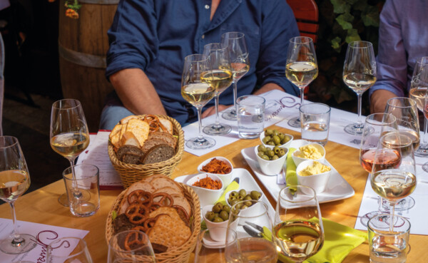 Bedeckter Tisch mit Brot, Häppche und vollen Weingläsern ©Weingut Spurzem