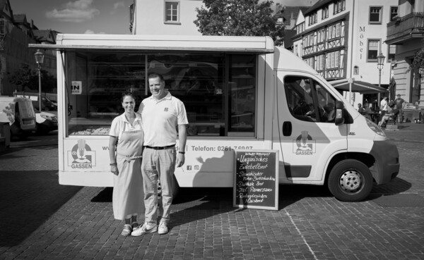 Yvonne und Jens Gassen stehen vor ihrem Verkaufswagen © Philip Bruederle 