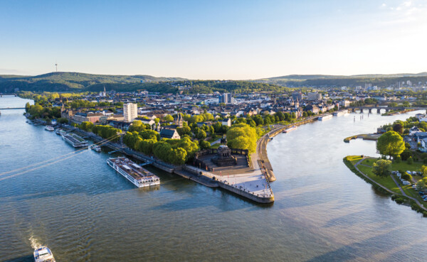 Luftaufnahme vom Deutschen Eck in Koblenz mit der Seilbahn, dem Rhein, der Mosel und Schiffen im Vordergrund ©Koblenz-Touristik GmbH, Dominik Ketz