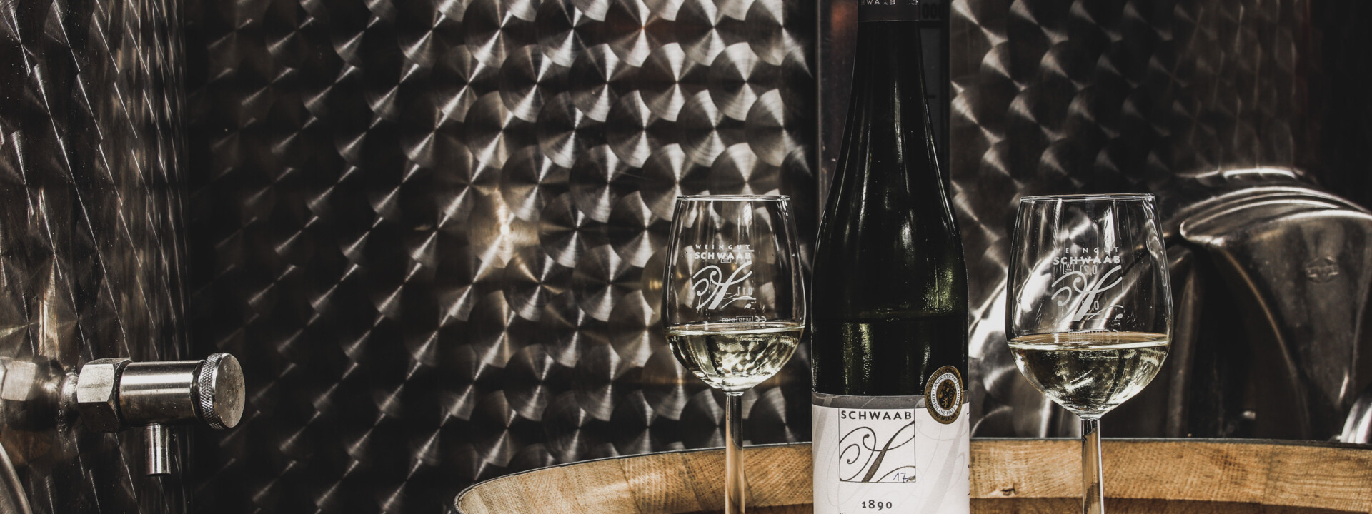 Zwei Weingläser mit Riesling stehen auf einem Fass neben einer Weinflasche ©Koblenz-Touristik GmbH, Johannes Bruchhof