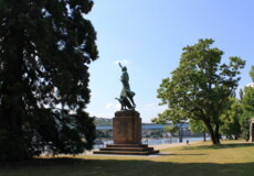 Görresdenkmal in den Rheinanlagen umgeben von Wiese und Bäumen © Koblenz-Touristik GmbH